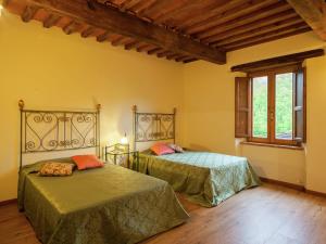 A bed or beds in a room at Tuscan Farmhouse in Castiglione di Garfagnana with Garden