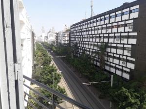 een lege straat in een stad met gebouwen bij HOTEL VELLEDA in Rabat