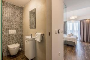 赫瓦尔Hvar de luxe apartments 1的房间里有带厕所的浴室和一张床