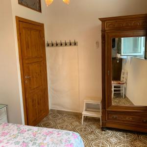 - une chambre avec un lit, une commode et un miroir dans l'établissement La Fabbrichina Il luogo della pace, à Camporbiano