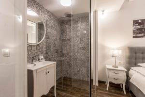 Hvar de luxe apartments 1的一间浴室