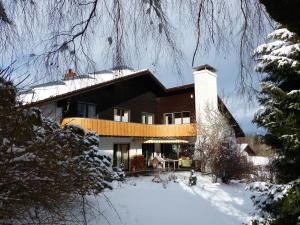 ein Haus im Schnee mit schneebedeckten Bäumen in der Unterkunft Ferienwohnung Allgäuer Bergwelt in Immenstadt im Allgäu