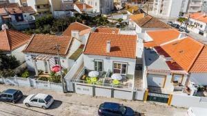ペニシェにあるCasa do Bairro by CosyCasa Praia Penicheのオレンジ色の屋根の家屋
