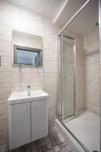 Koupelna v ubytování Central location for contractors, families and business travellers Ashford