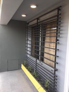 una ventana con barras negras en un edificio en RELAX II en Paysandú