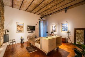 een slaapkamer met een bed en een tv in een kamer bij Vinto House Salerno Old Town in Salerno