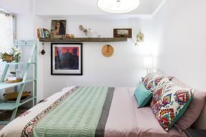 Ένα ή περισσότερα κρεβάτια σε δωμάτιο στο Pequeña habitacion FRIDA - design CDMX - áreas comunes compartidas