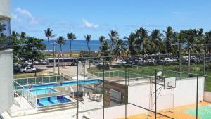 イタブーナにあるSolaris Residencial Clube - Ilhéusのバスケットボールコートと海の景色