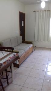 sala de estar con sofá y mesa en Residencial Caxias, en Bombinhas