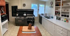 a kitchen with a stove and a counter top at Snowchasers Lodge in Lincoln