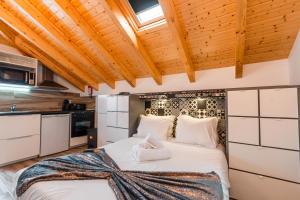 ein Schlafzimmer mit einem großen Bett in einer Küche in der Unterkunft Casa das Rendas by CosyCasa Praia Peniche in Peniche