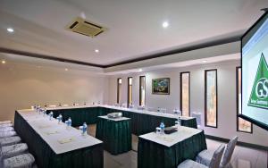 Business area at/o conference room sa Griya Sentana Hotel