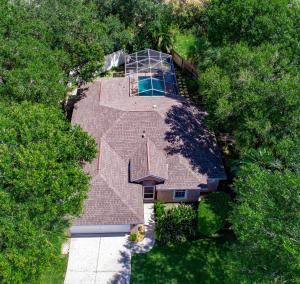 uma vista sobre uma casa de tijolos com piscina em SARASOTA VACATION HOME em Sarasota