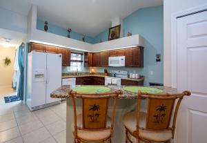 una cucina con isola con due sgabelli da bar di SARASOTA VACATION HOME a Sarasota