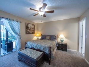 een slaapkamer met een bed en een plafondventilator bij SARASOTA VACATION HOME in Sarasota +14 foto's
