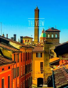 vistas a una ciudad con edificios y una torre en Healthy Flat Bologna, en Bolonia