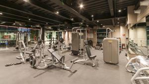 un gimnasio con un montón de equipos de ejercicio. en Holiday Inn Buenavista, an IHG Hotel, en Ciudad de México