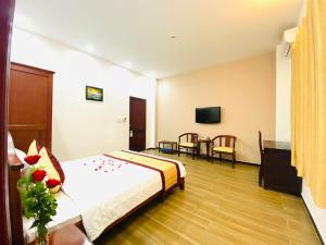 pokój hotelowy z łóżkiem i stołem w obiekcie Biển Xanh Hotel w Duong Dong