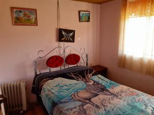 Un dormitorio con una cama con un ciervo. en Hospedaje Chimborazo en Chimborazo