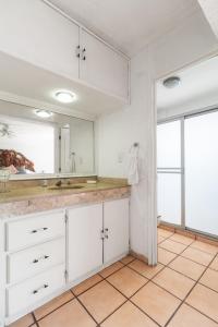 bagno con lavandino e specchio di Espaciosa Suite Zona Centro Col El Prado S7 a Casa Blanca La Corregidora