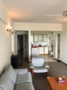 uma sala de estar com dois sofás e uma cozinha em Habitat Fraser's Hill em Bukit Fraser