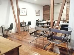 comedor con sillas y mesa en Hotel Nueve Ríos en Valdivia