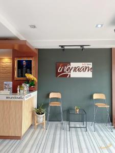 - une salle d'attente avec 2 chaises et un comptoir dans l'établissement Ingnaam Hotel, à Ban Talat Rangsit