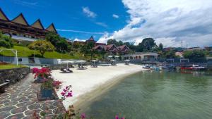 Pantai di atau di dekat hotel