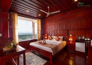 Rúm í herbergi á Coorg Cliffs Resorts