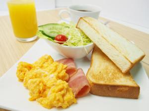 einen Teller mit Frühstücksfutter, Toast mit Eiern und Salat in der Unterkunft HOTEL Artia Izumiotsu (Adult Only) in Shōki