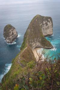une île avec des rochers dans l'océan et une plage dans l'établissement Penida Krusty Hill by ecommerceloka, à Nusa Penida
