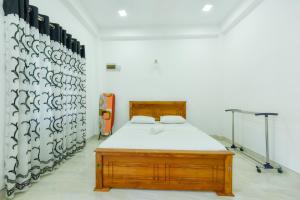 una camera da letto con un letto in una stanza di Andarawewa Nature Resort a Anuradhapura
