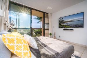 1 dormitorio con cama y ventana grande en 1BD Condo with Ocean Views: 40% OFF, Self Check-In en Kihei