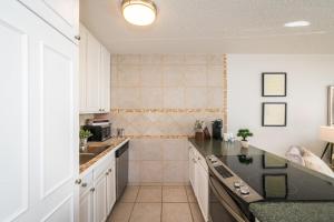 Η κουζίνα ή μικρή κουζίνα στο 1BD Condo with Ocean Views: 40% OFF, Self Check-In