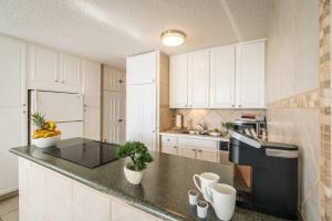 Η κουζίνα ή μικρή κουζίνα στο 1BD Condo with Ocean Views: 40% OFF, Self Check-In