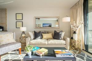 Χώρος καθιστικού στο 1BD Condo with Ocean Views: 40% OFF, Self Check-In