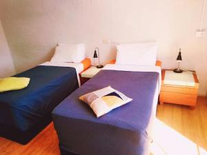 Habitación con 2 camas y un libro en la cama en Zen Harmony House Sydney, en Sídney