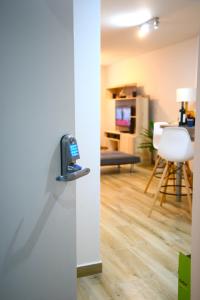 una habitación con un teléfono colgado en la pared en Montañeses 2830 Modern Flat en Buenos Aires