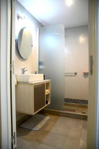 y baño con lavabo y espejo. en Montañeses 2830 Modern Flat en Buenos Aires