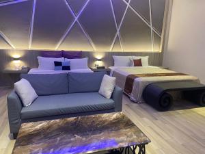 Letto o letti in una camera di Purple Rainbow Motel