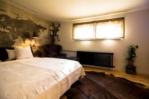 a bedroom with a large bed and a window at Little Beauty Souterrain Apartment Linkenheim in Linkenheim-Hochstetten