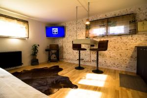 a bedroom with a bed and a piano and a tv at #thelittlebeauty in Linkenheim-Hochstetten