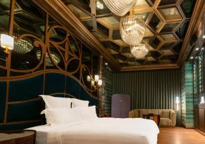 a bedroom with a white bed and a green wall at Royal Group Motel Jhong Hua Branch in Kaohsiung