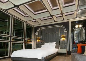 a bedroom with a large bed and a couch at Royal Group Motel Jhong Hua Branch in Kaohsiung