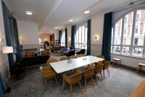 una sala de reuniones con mesa y sillas en Hotel Bethel en Copenhague