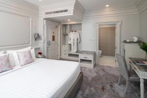 Postel nebo postele na pokoji v ubytování Kingston Suites Bangkok