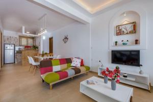 A kitchen or kitchenette at Gaia Beach House