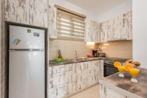 A kitchen or kitchenette at Gaia Beach House