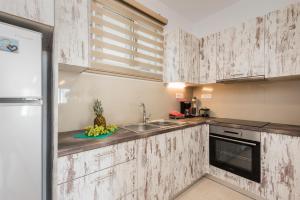 A kitchen or kitchenette at Gaia Beach House