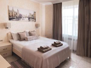 ミルゴロドにあるStarosvetskiy Panのベッドルーム1室(ベッド1台、タオル2枚付)